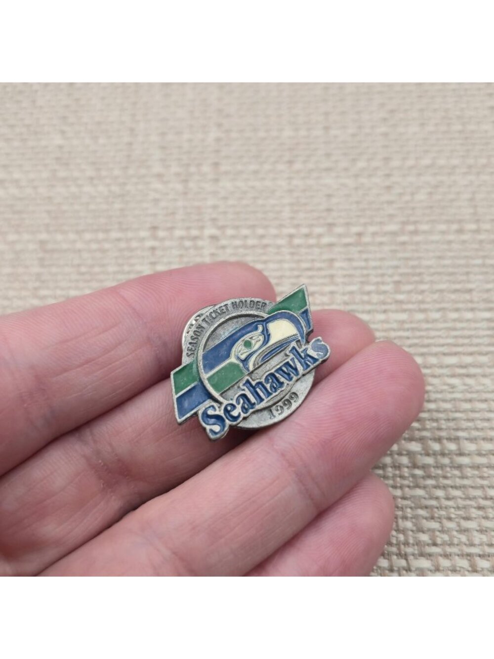 Vintage 1999 Seattle Seahawks Season Ticket Holder Enamel Pin A7356 - Picture 2 of 5